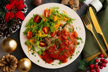 Domates soslu domuz pirzolası ve salata. Noel süslemeleri ile en üstteki görünüm masası.