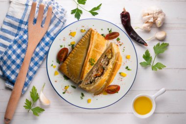 Sebzeli ve balıklı Galiçya böreği. Dekorasyonlu üst görünüm tablosu.