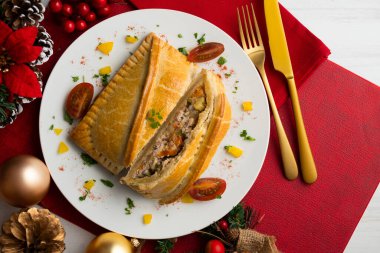 Sebzeli ve balıklı Galiçya böreği. Noel süslemeleri ile en üstteki görünüm masası.