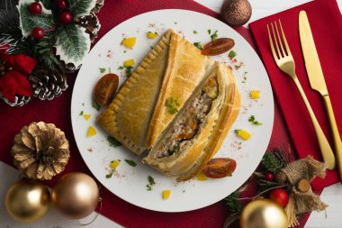 Sebzeli ve balıklı Galiçya böreği. Noel süslemeleri ile en üstteki görünüm masası.