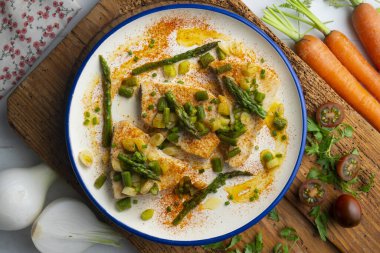 Yeşil kuşkonmazlı ızgara kılıçbalığı. Dekorasyonlu üst görünüm tablosu.