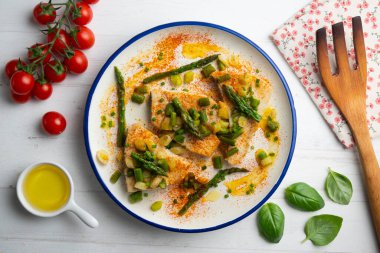 Yeşil kuşkonmazlı ızgara kılıçbalığı. Dekorasyonlu üst görünüm tablosu.