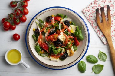 Sağlıklı kırmızı böğürtlen ve peynir salatası. Dekorasyonlu üst görünüm tablosu.