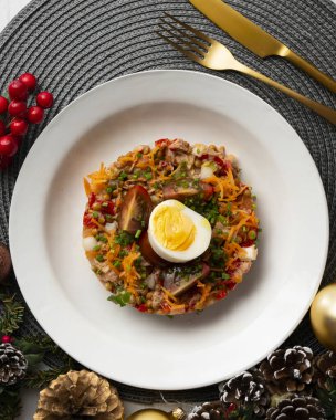 Ton balıklı ve haşlanmış yumurtalı sağlıklı mercimek salatası. Noel süslemeleri ile en üstteki görünüm masası.