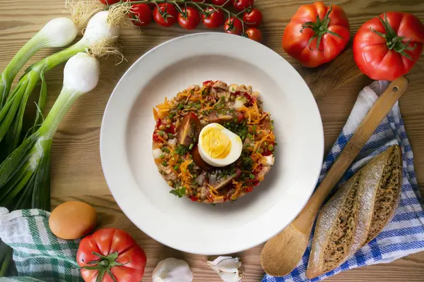 Ton balıklı ve haşlanmış yumurtalı sağlıklı mercimek salatası. Dekorasyonlu üst görünüm tablosu.