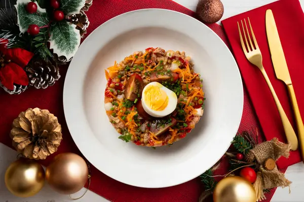 Ton balıklı ve haşlanmış yumurtalı sağlıklı mercimek salatası. Noel süslemeleri ile en üstteki görünüm masası.