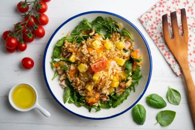 Sağlıklı pirinç, ananas ve hindi salatası. Dekorasyonlu üst görünüm tablosu.