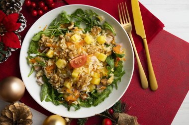Sağlıklı pirinç, ananas ve hindi salatası. Noel süslemeleri ile en üstteki görünüm masası.