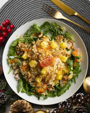 Sağlıklı pirinç, ananas ve hindi salatası. Dekorasyonlu üst görünüm tablosu.