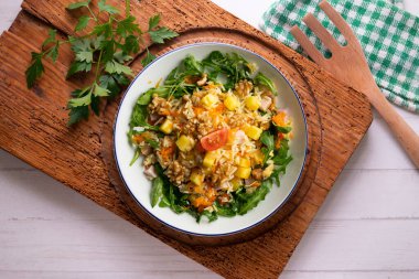 Sağlıklı pirinç, ananas ve hindi salatası. Dekorasyonlu üst görünüm tablosu.