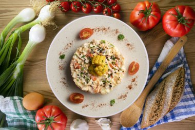 Patates, mısır ve mayonezli Rus salatası. Dekorasyonlu üst görünüm tablosu.