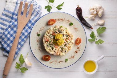 Patates, mısır ve mayonezli Rus salatası. Dekorasyonlu üst görünüm tablosu.