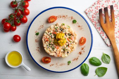 Patates, mısır ve mayonezli Rus salatası. Dekorasyonlu üst görünüm tablosu.