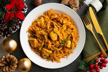 İspanyol paellası, fideua, sebze ve tavuk. Noel süslemeli üst manzara masası.