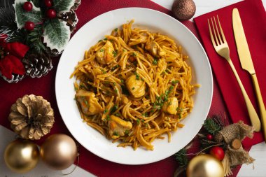 İspanyol paellası, fideua, sebze ve tavuk. Noel süslemeli üst manzara masası.