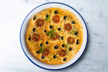 Siyah zeytin ve kiraz domatesli İtalyan Focaccia 'sı. Dekorasyonlu üst görünüm tablosu.