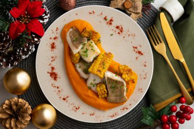 Havuç kremalı ve mısırlı nefis balık. Noel süslemeleri ile en üstteki görünüm masası.