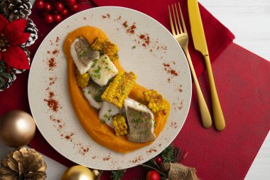 Havuç kremalı ve mısırlı nefis balık. Noel süslemeleri ile en üstteki görünüm masası.