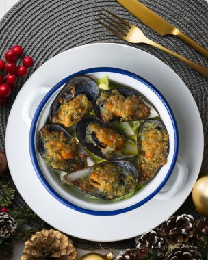 Maydanozlu midye, yağ ve ekmek. Noel süslemeleri ile en üstteki görünüm masası.