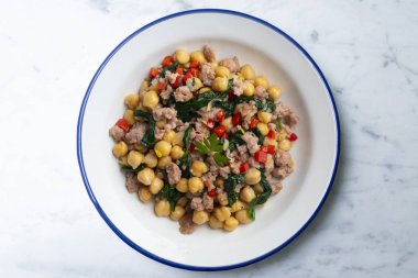 Nohut ve ıspanaklı Katalan domuz sosisi. Dekorasyonlu üst görünüm tablosu.