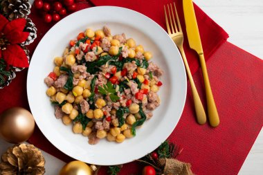 Nohut ve ıspanaklı Katalan domuz sosisi. Noel süslemeleri ile en üstteki görünüm masası.