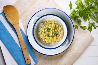 Çırpılmış yumurta, yanında bebek yılan balığı ve sarımsak. Dekorasyonlu üst görünüm tablosu.