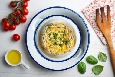 Çırpılmış yumurta, yanında bebek yılan balığı ve sarımsak. Dekorasyonlu üst görünüm tablosu.