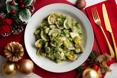 Midyeli yeşil fasulye ve haşlanmış yumurta. Noel süslemeleri ile en üstteki görünüm masası.