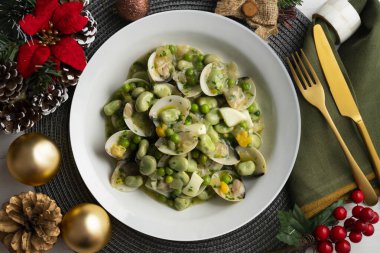 Midyeli yeşil fasulye ve haşlanmış yumurta. Noel süslemeleri ile en üstteki görünüm masası.