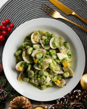 Midyeli yeşil fasulye ve haşlanmış yumurta. Noel süslemeleri ile en üstteki görünüm masası.