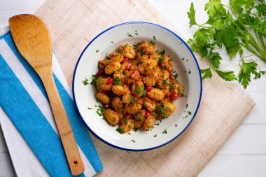 Pesto rosso soslu İtalyan gnocchi 'si. Dekorasyonlu üst görünüm tablosu.