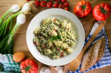 Yoğurt soslu lezzetli gnocchi ve yeşil kuşkonmaz. Dekorasyonlu üst görünüm tablosu.