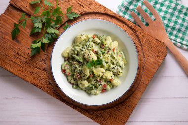Yoğurt soslu lezzetli gnocchi ve yeşil kuşkonmaz. Dekorasyonlu üst görünüm tablosu.