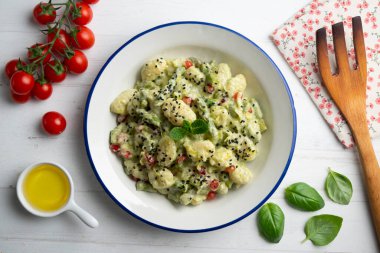 Yoğurt soslu lezzetli gnocchi ve yeşil kuşkonmaz. Dekorasyonlu üst görünüm tablosu.