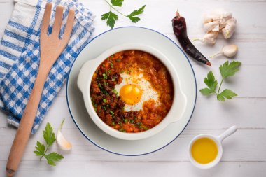 İspanyol tapası fırında yumurta, sucuklu ve domatesli. Dekorasyonlu üst görünüm tablosu.