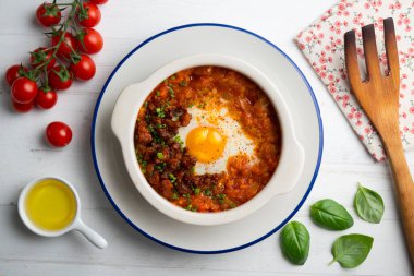 İspanyol tapası fırında yumurta, sucuklu ve domatesli. Dekorasyonlu üst görünüm tablosu.
