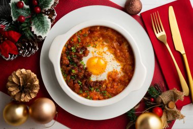 İspanyol tapası fırında yumurta, sucuklu ve domatesli. Noel süslemeleri ile en üstteki görünüm masası.