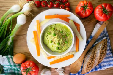 Havuçlu ve biberli bezelye humusu. Dekorasyonlu üst görünüm tablosu.