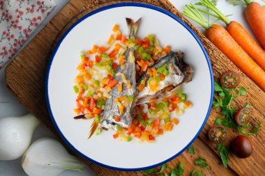 Fırınlanmış at uskumrusu ve doğranmış sebze. Dekorasyonlu üst görünüm tablosu.