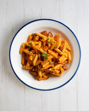 Sucuklu İtalyan makarnası ve domates sosu. Noel süslemeleri ile en üstteki görünüm masası.