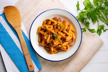 Sucuklu İtalyan makarnası ve domates sosu. Noel süslemeleri ile en üstteki görünüm masası.