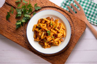 Sucuklu İtalyan makarnası ve domates sosu. Noel süslemeleri ile en üstteki görünüm masası.