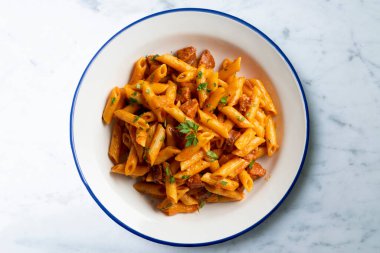 Sucuklu İtalyan makarnası ve domates sosu. Noel süslemeleri ile en üstteki görünüm masası.