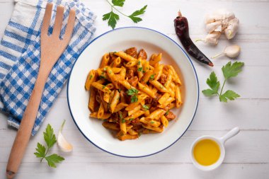 Sucuklu İtalyan makarnası ve domates sosu. Noel süslemeleri ile en üstteki görünüm masası.