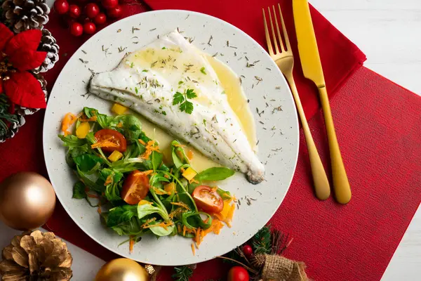 Limon soslu fırında levrek. Noel süslemeleri ile en üstteki görünüm masası.