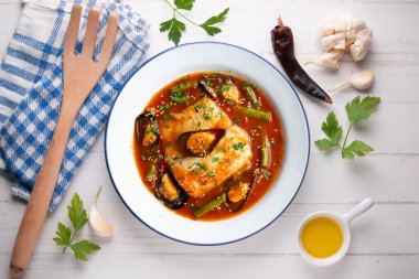 Hake domates ve midye ile pişirilir. Noel süslemeli üst manzara masası.