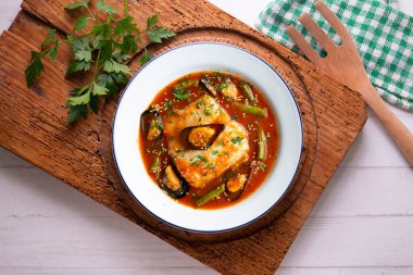 Hake domates ve midye ile pişirilir. Noel süslemeli üst manzara masası.