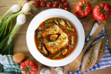 Hake domates ve midye ile pişirilir. Noel süslemeli üst manzara masası.