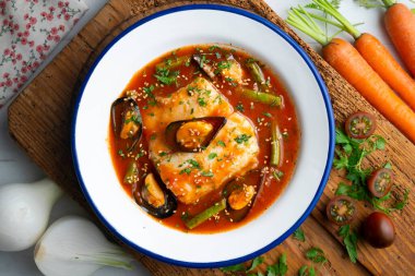 Hake domates ve midye ile pişirilir. Noel süslemeli üst manzara masası.