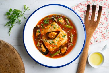 Hake domates ve midye ile pişirilir. Noel süslemeli üst manzara masası.